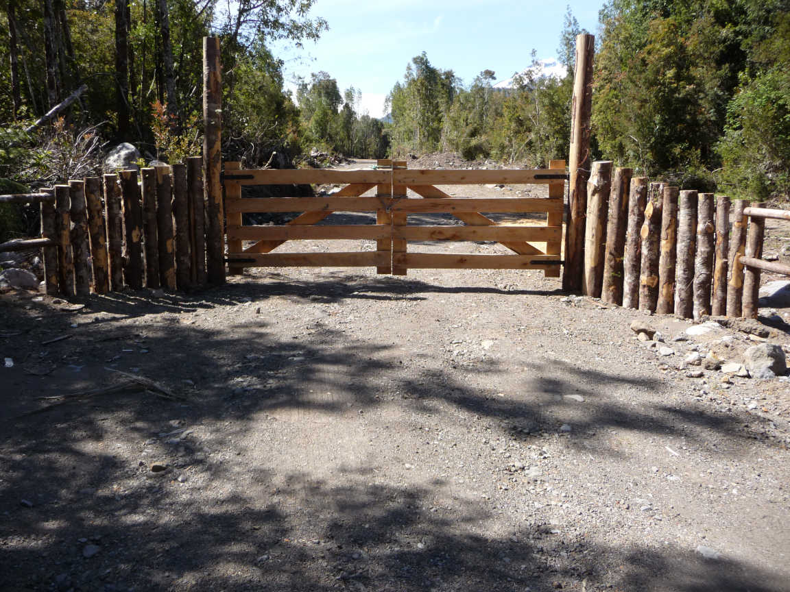 El camino desde el camino público de Correntoso al Lago Chapo a las 60 hectáreas de Georg Jaggi